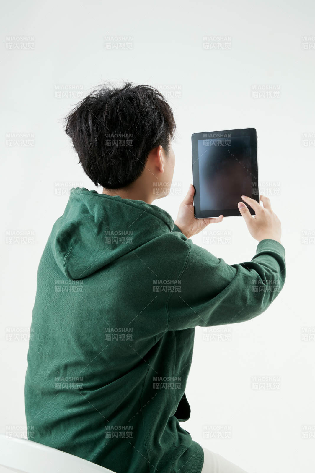 沉浸在網(wǎng)絡(luò)戀愛世界的青年男子