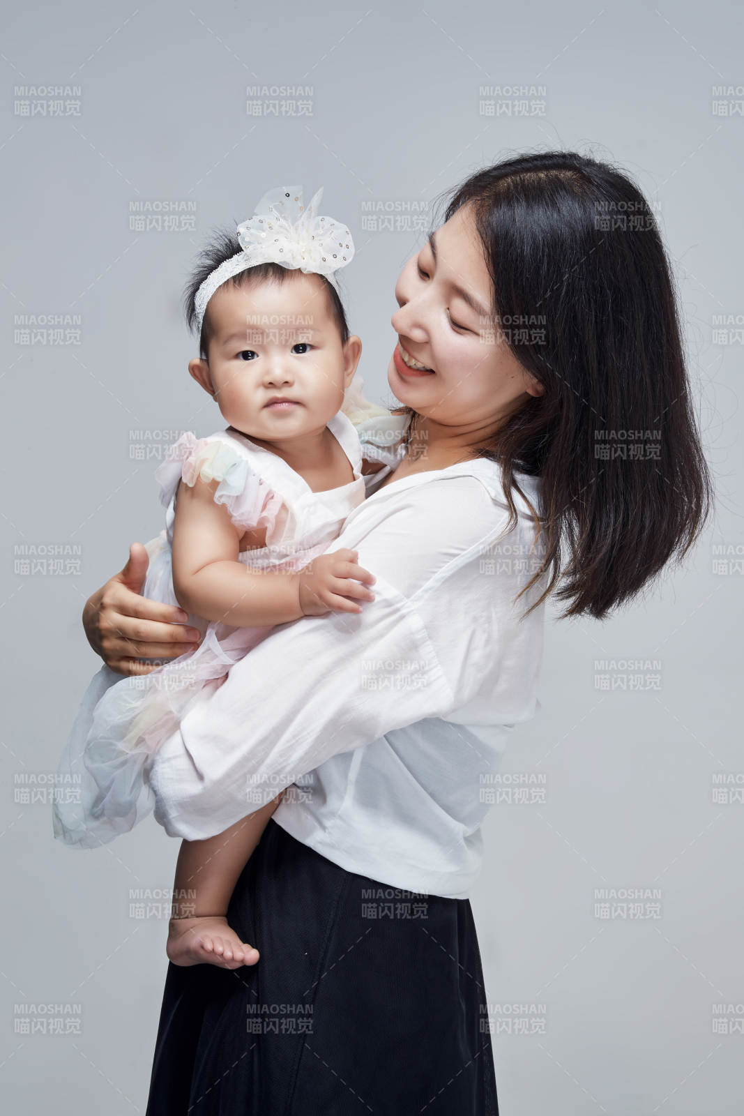 媽媽陪伴寶寶快樂的玩耍