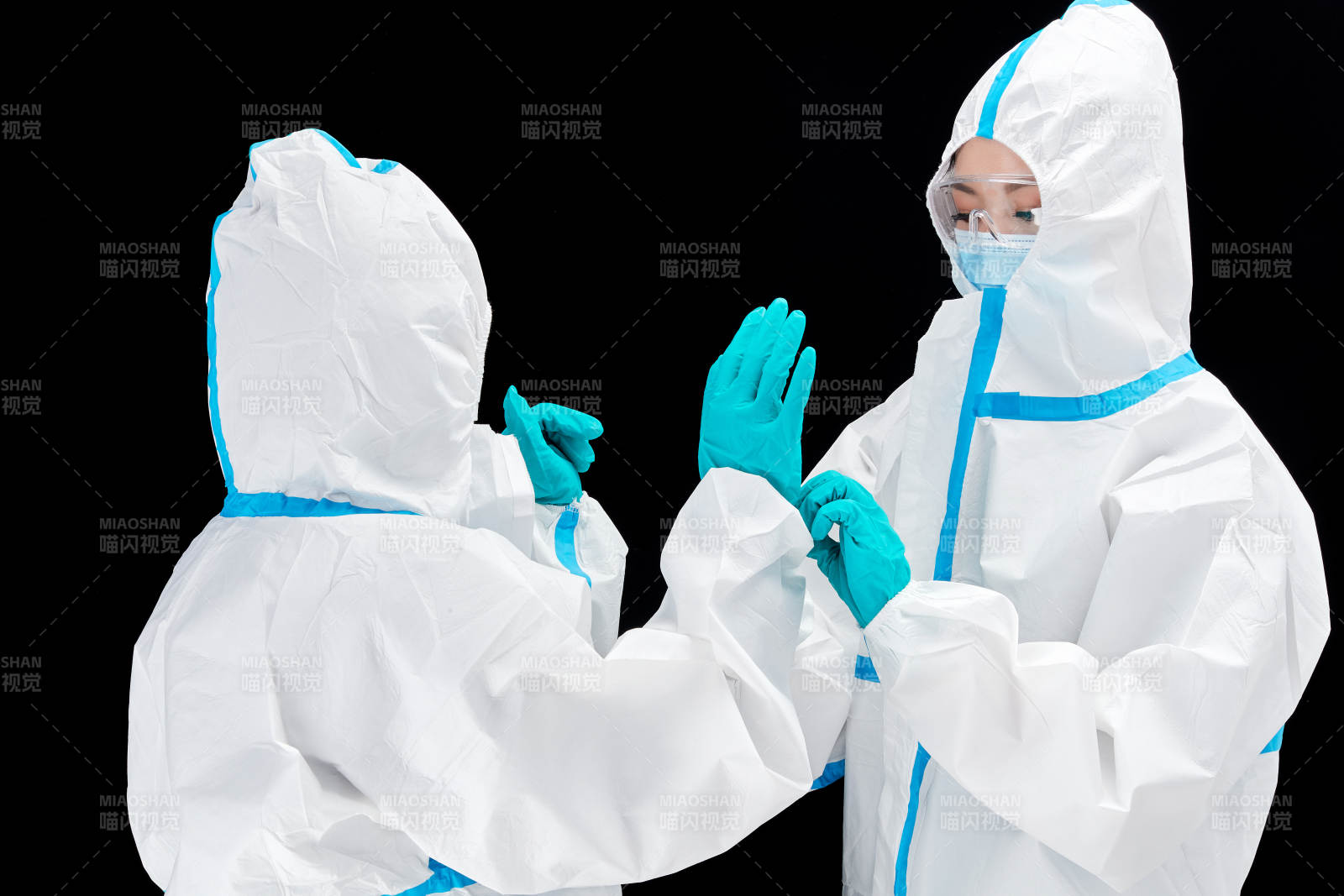 穿白色防護服佩戴護目鏡口罩的防疫人員