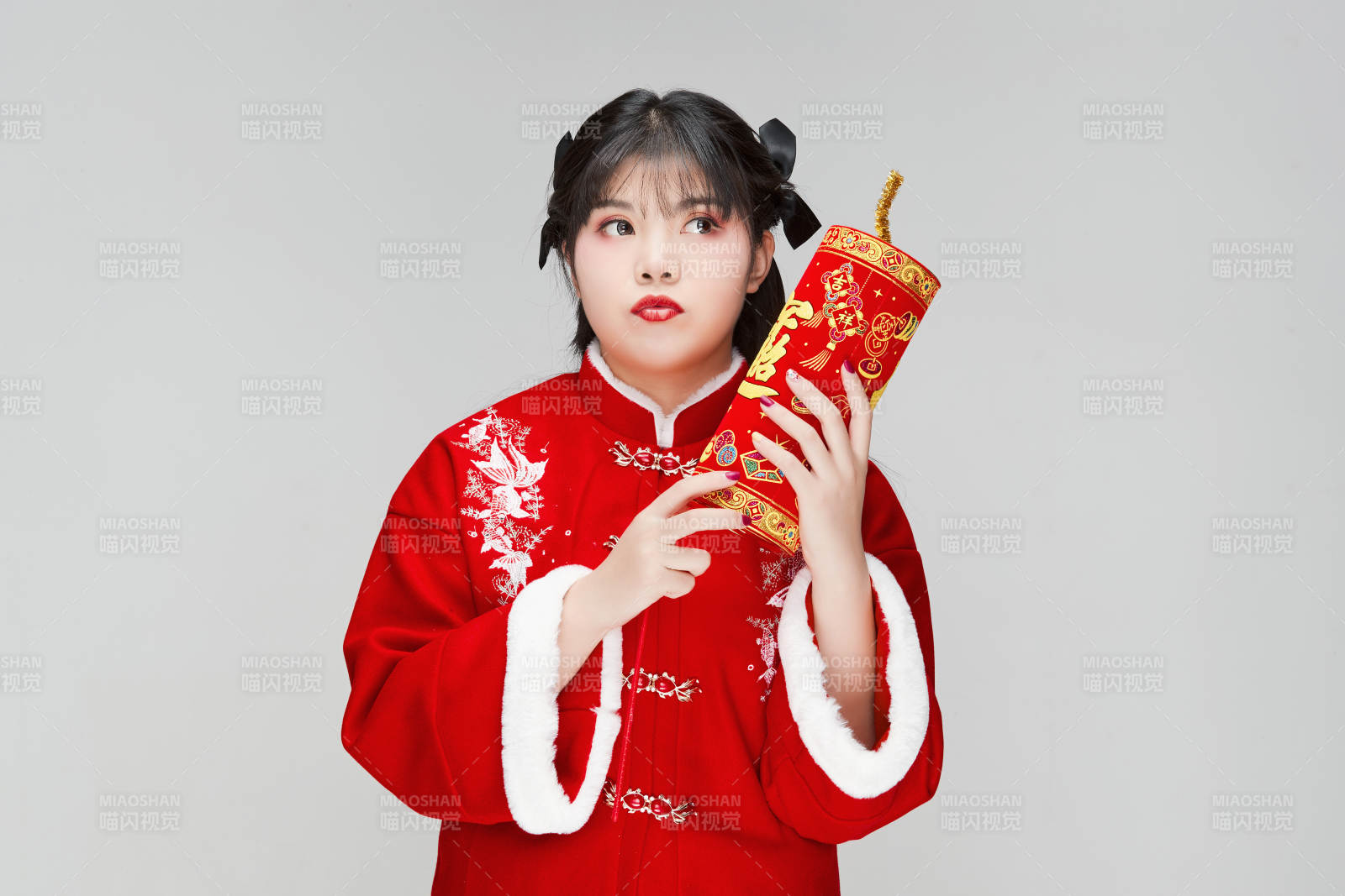 懷抱爆竹身穿喜慶漢服的可愛少女