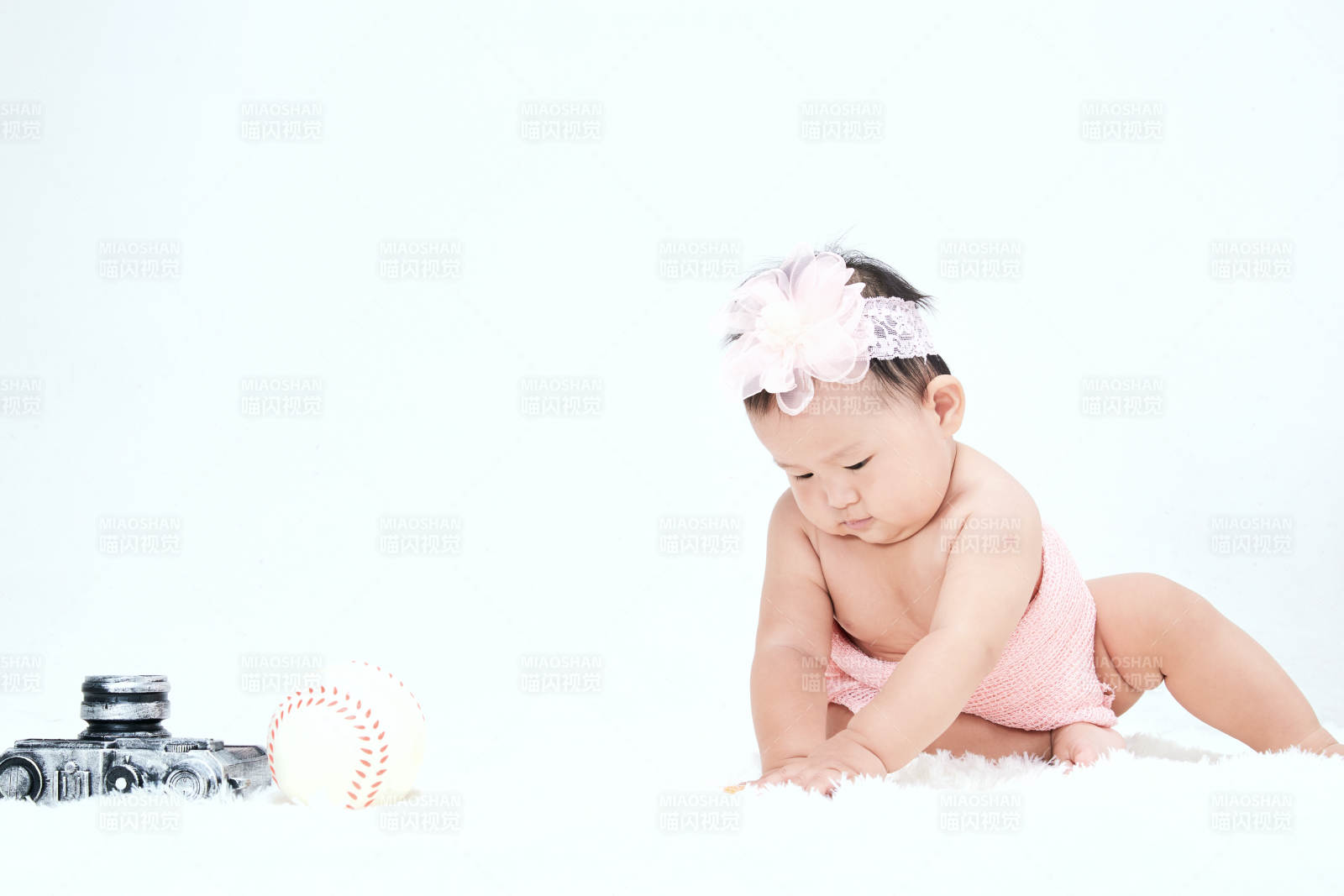 可愛的寶寶在毛茸茸的墊子上玩耍