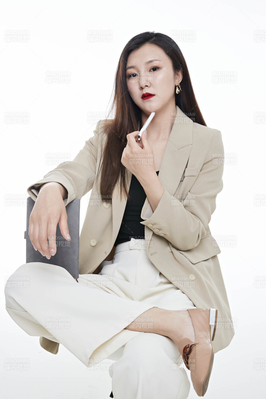 棚拍白色背景亞洲年輕職業女性