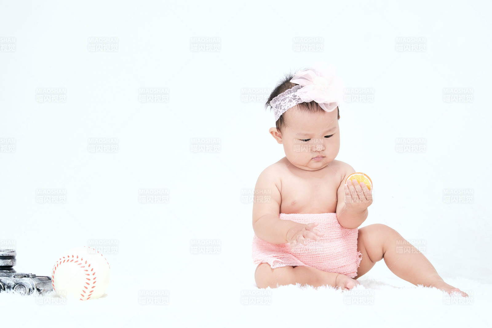 可愛的寶寶在毛茸茸的墊子上玩耍