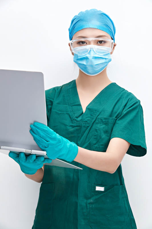 白色背景下的外科手术医疗人员形象