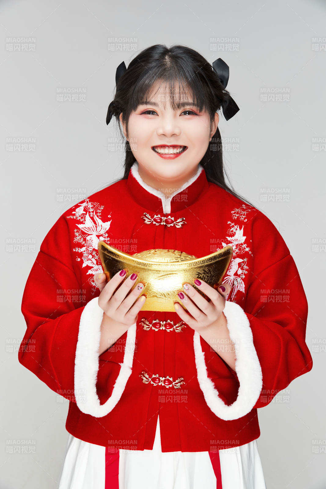 手捧金元寶身穿喜慶漢服的可愛少女