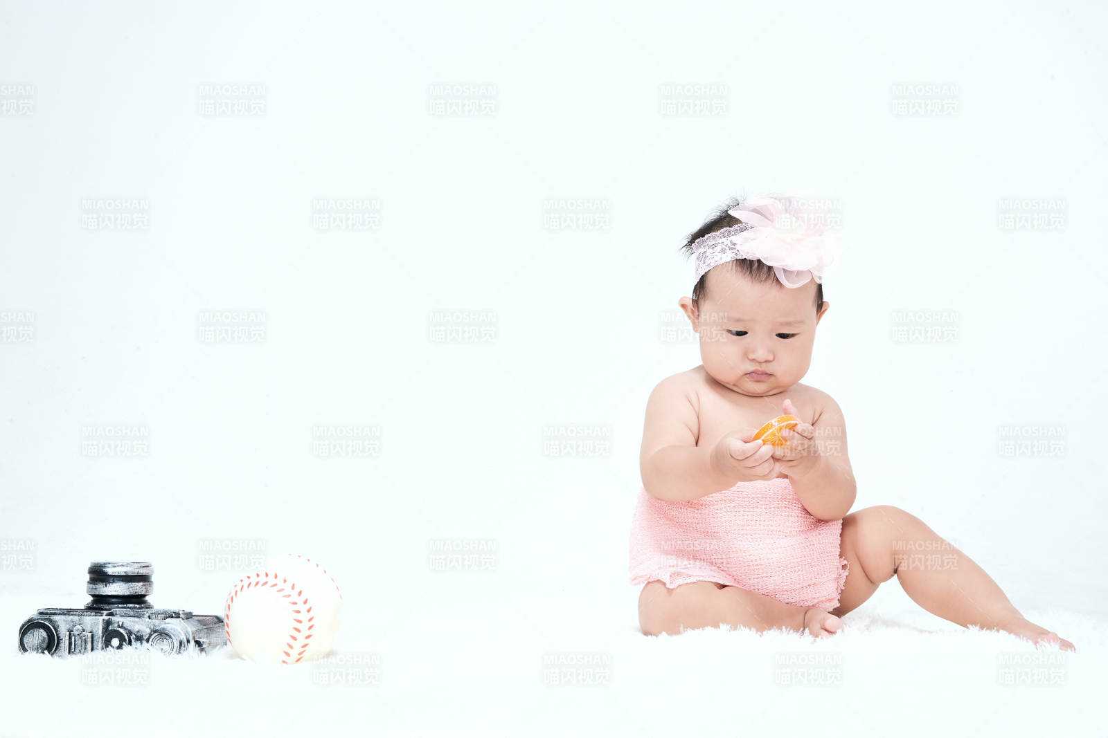 可愛的寶寶在毛茸茸的墊子上玩耍