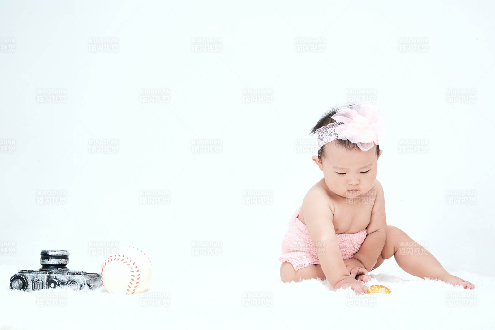 可愛的寶寶在毛茸茸的墊子上玩耍