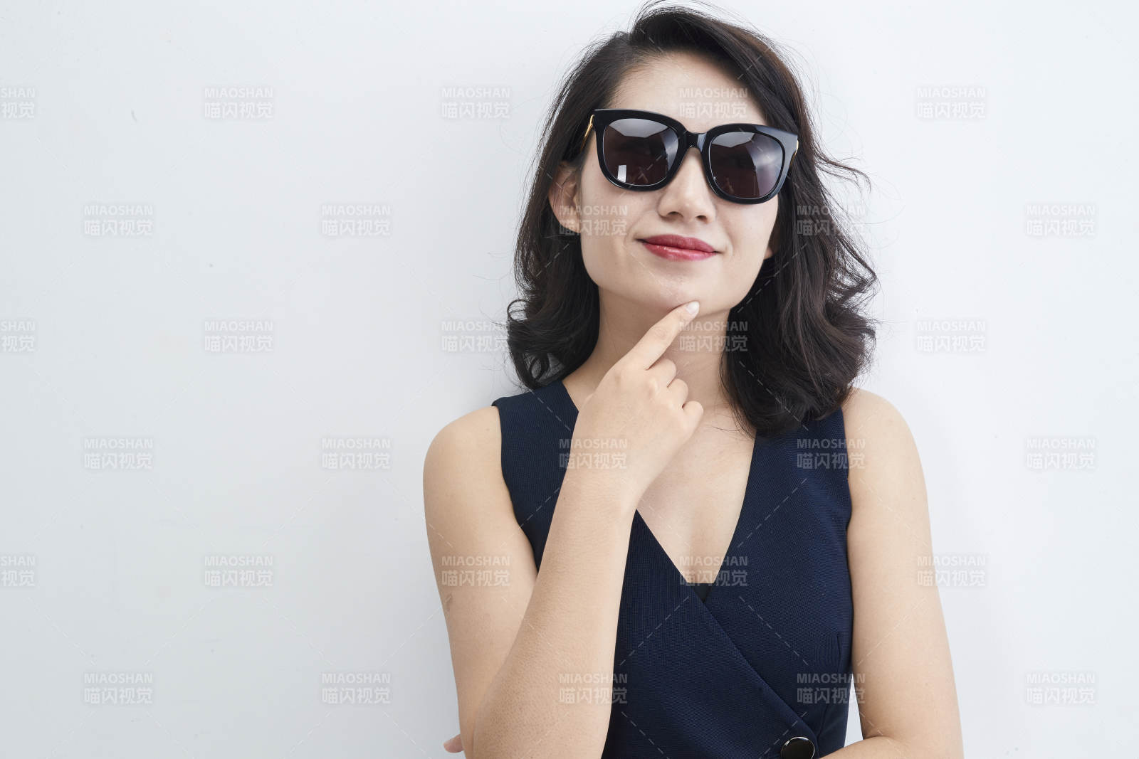 白色背景上的戴墨鏡的時尚亞洲女性