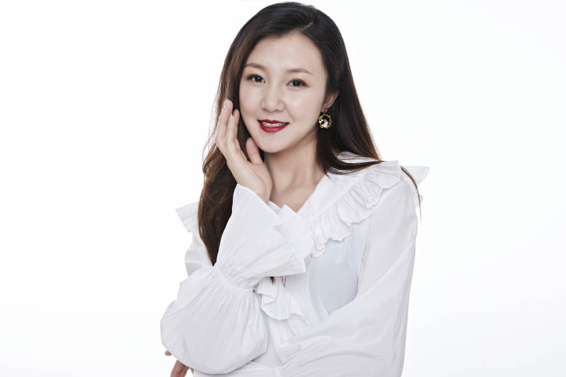 棚拍白色背景亚洲女性行政文员