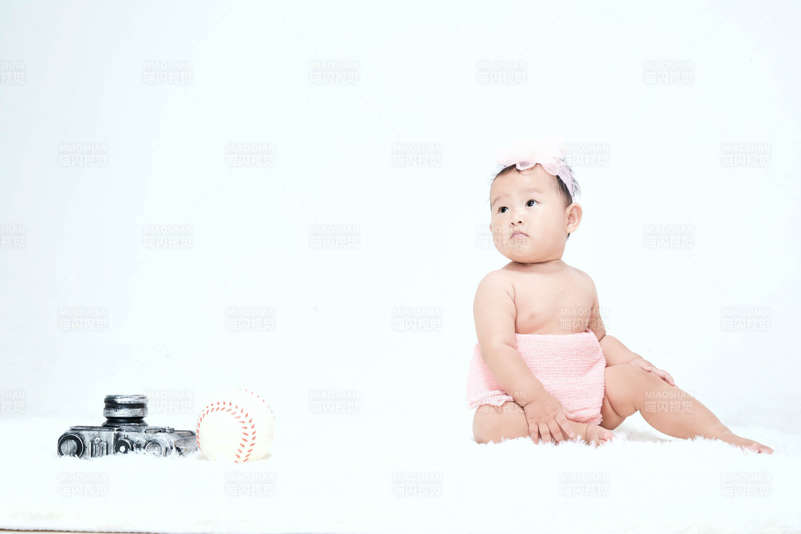 可愛的寶寶在毛茸茸的墊子上玩耍