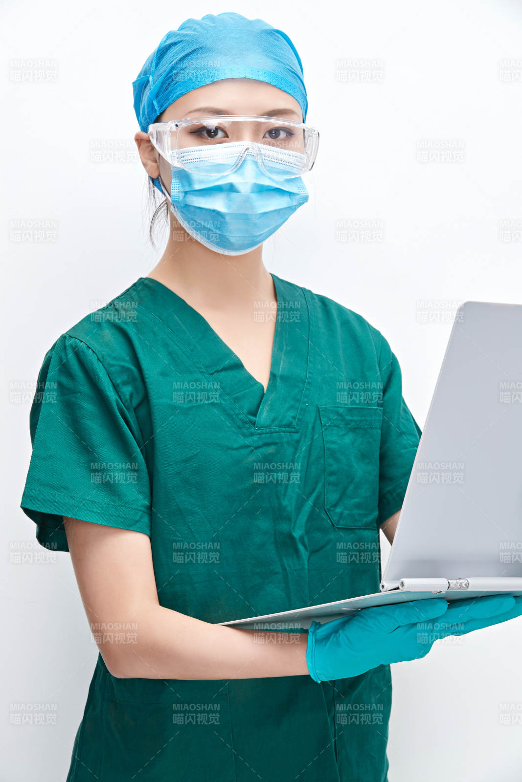 白色背景下的外科手术医疗人员形象