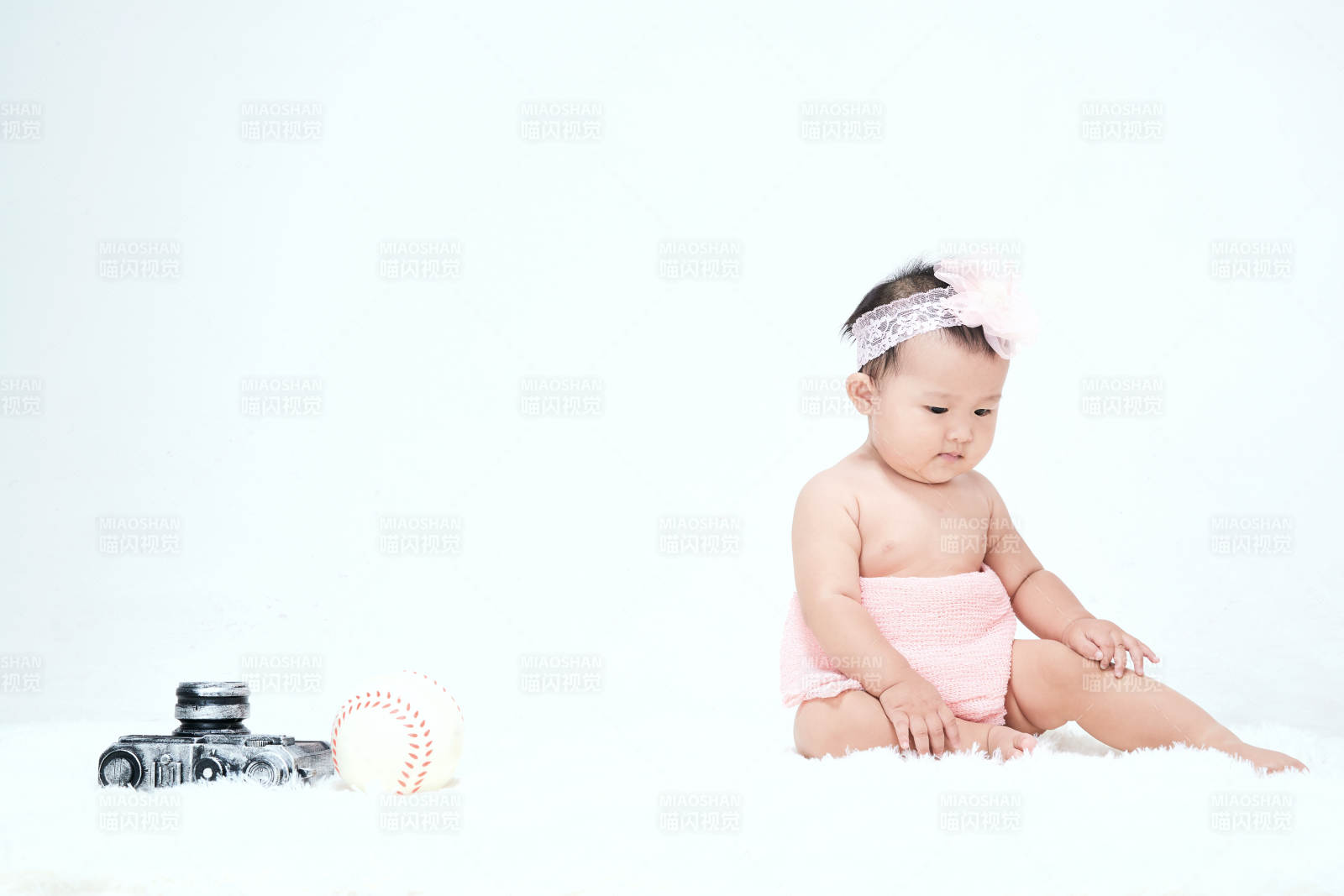 可愛的寶寶在毛茸茸的墊子上玩耍