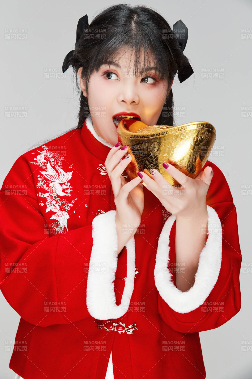 手捧金元寶身穿喜慶漢服的可愛少女