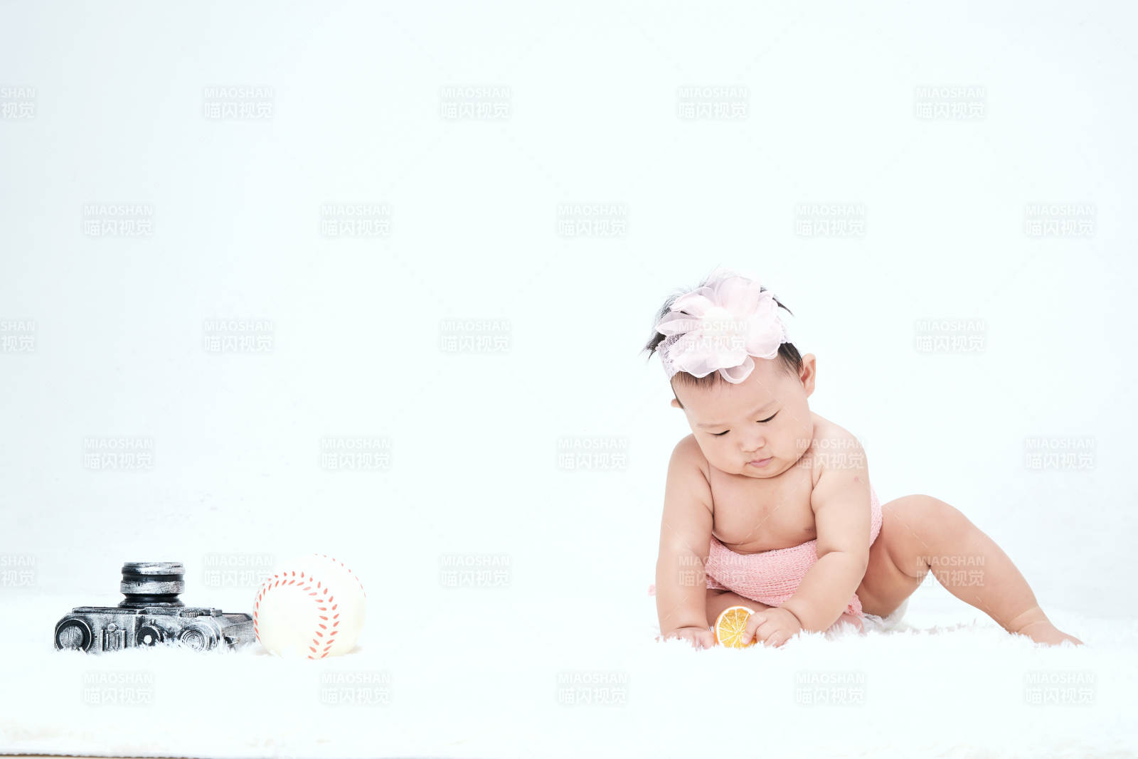 可愛的寶寶在毛茸茸的墊子上玩耍