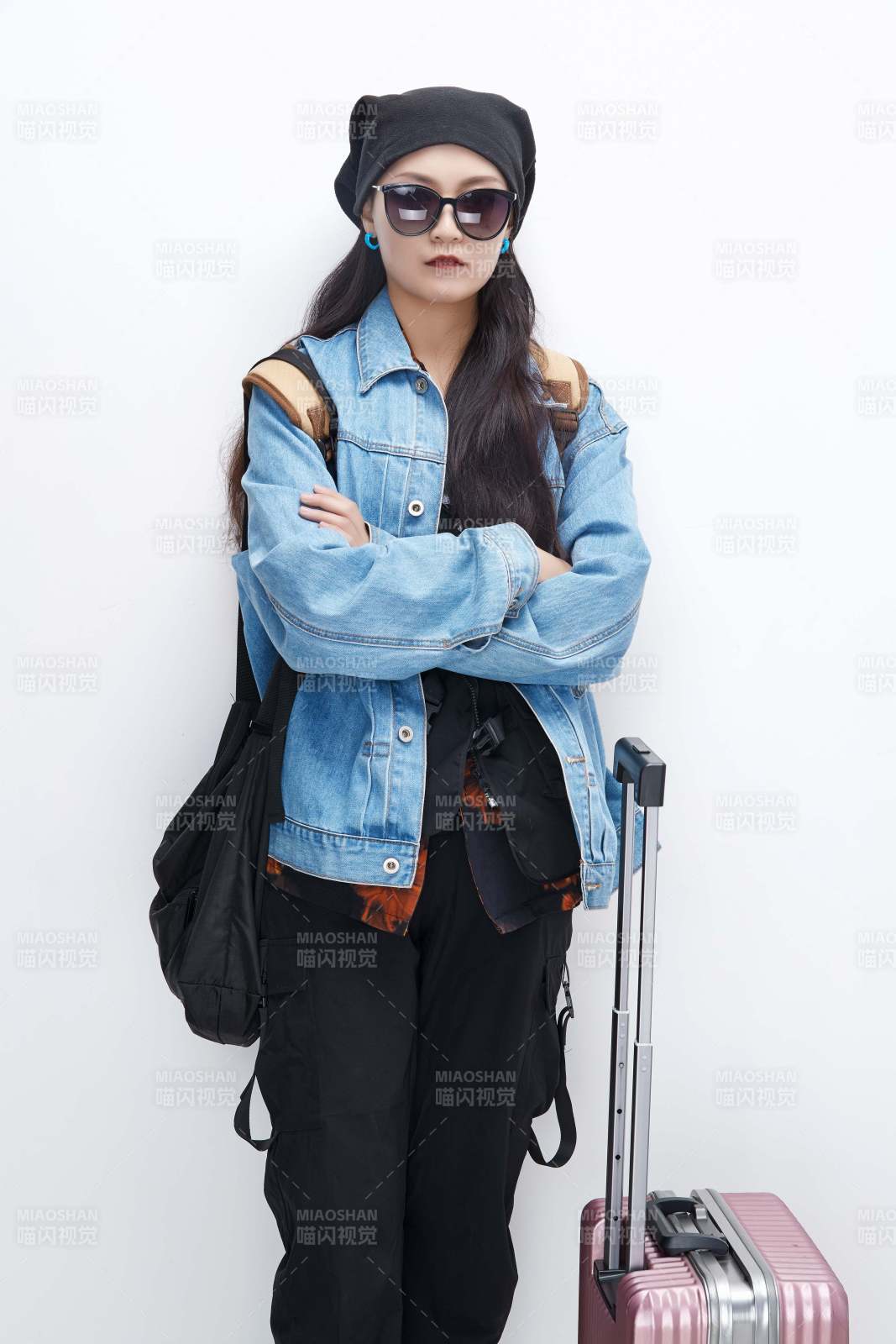 白色背景下準備出發旅行的美麗東方女大學生