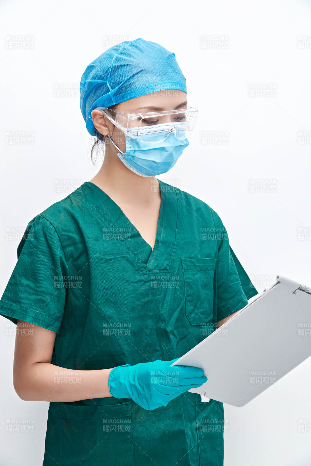 白色背景下的外科手術醫療人員形象