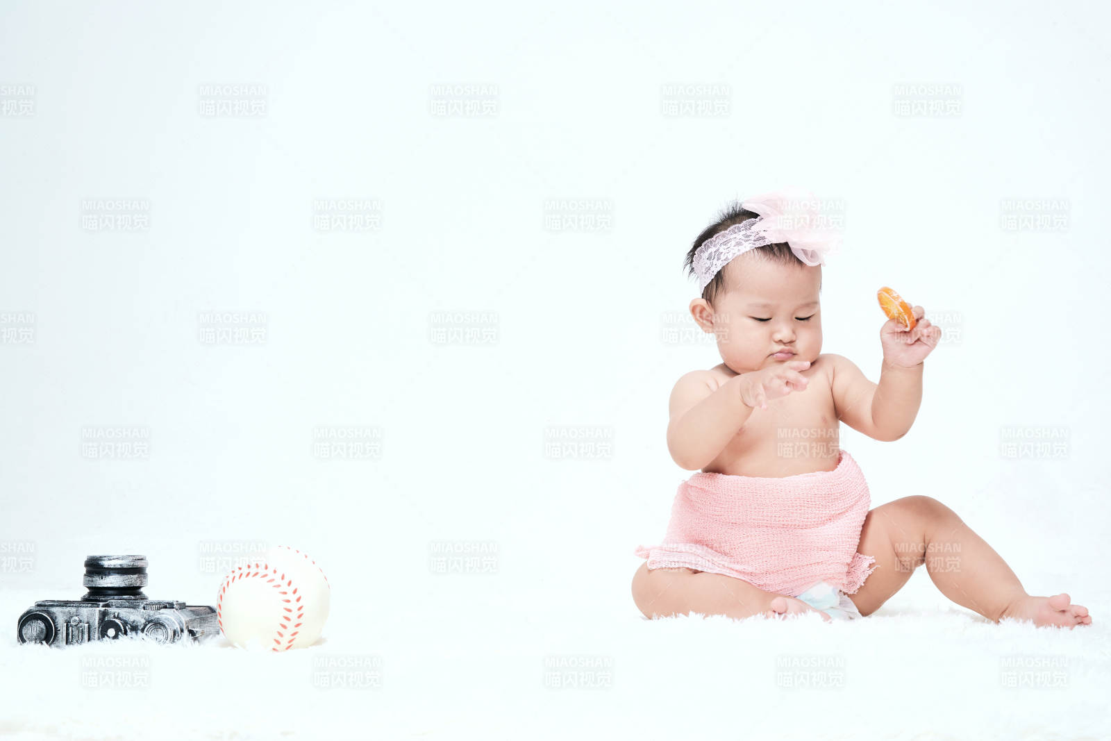 可愛的寶寶在毛茸茸的墊子上玩耍