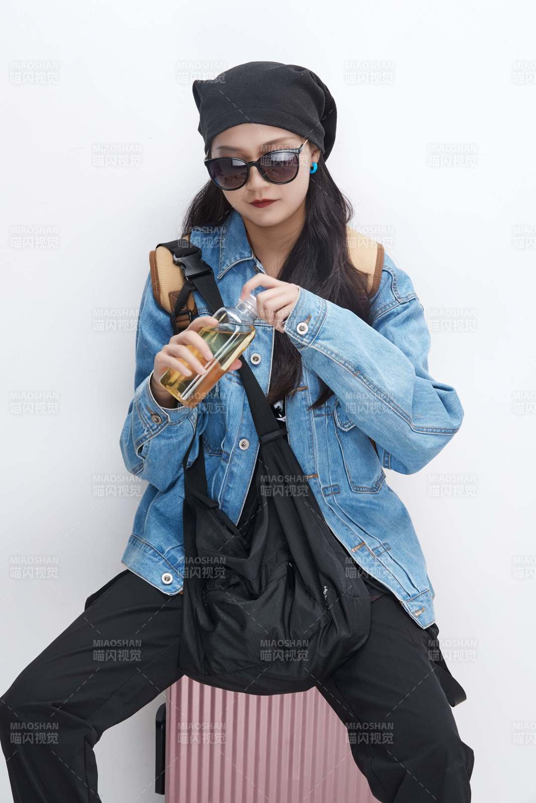 白色背景下準(zhǔn)備出發(fā)旅行的美麗東方女大學(xué)生