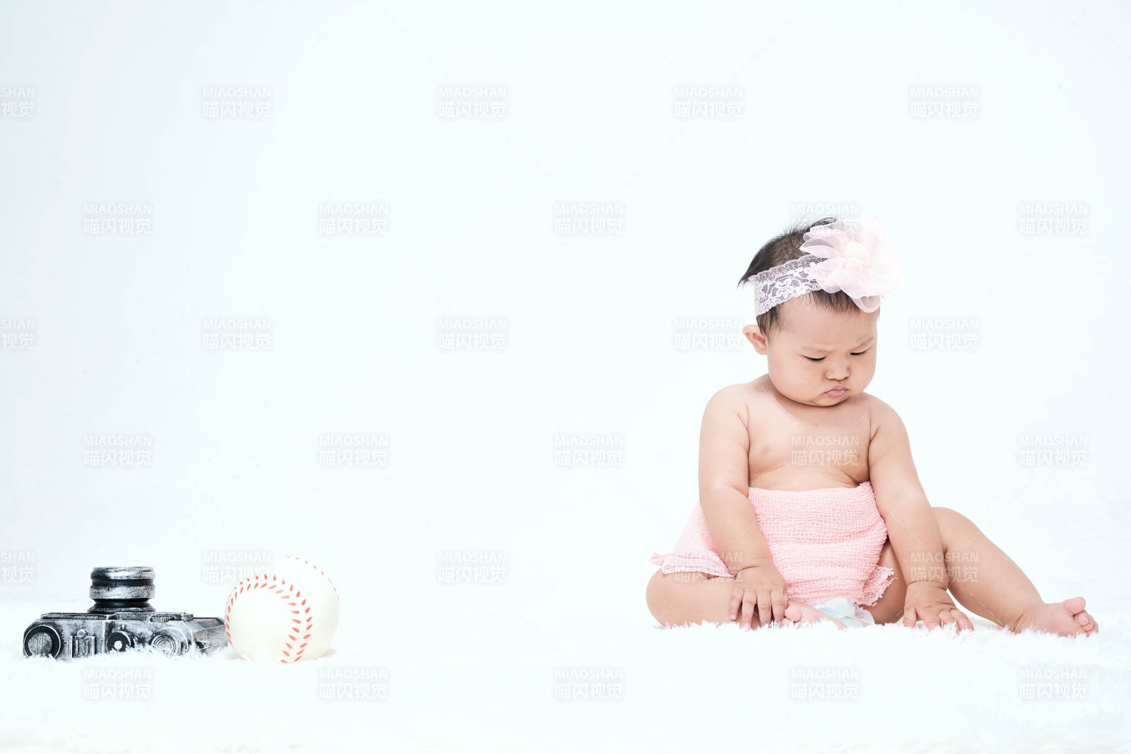 可愛的寶寶在毛茸茸的墊子上玩耍