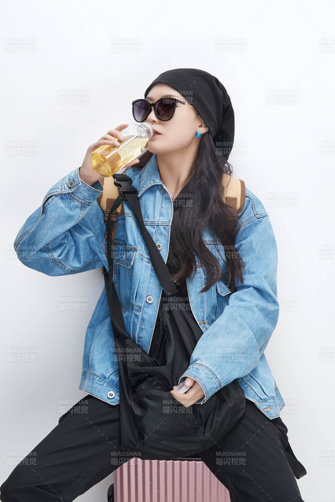 白色背景下準備出發旅行的美麗東方女大學生