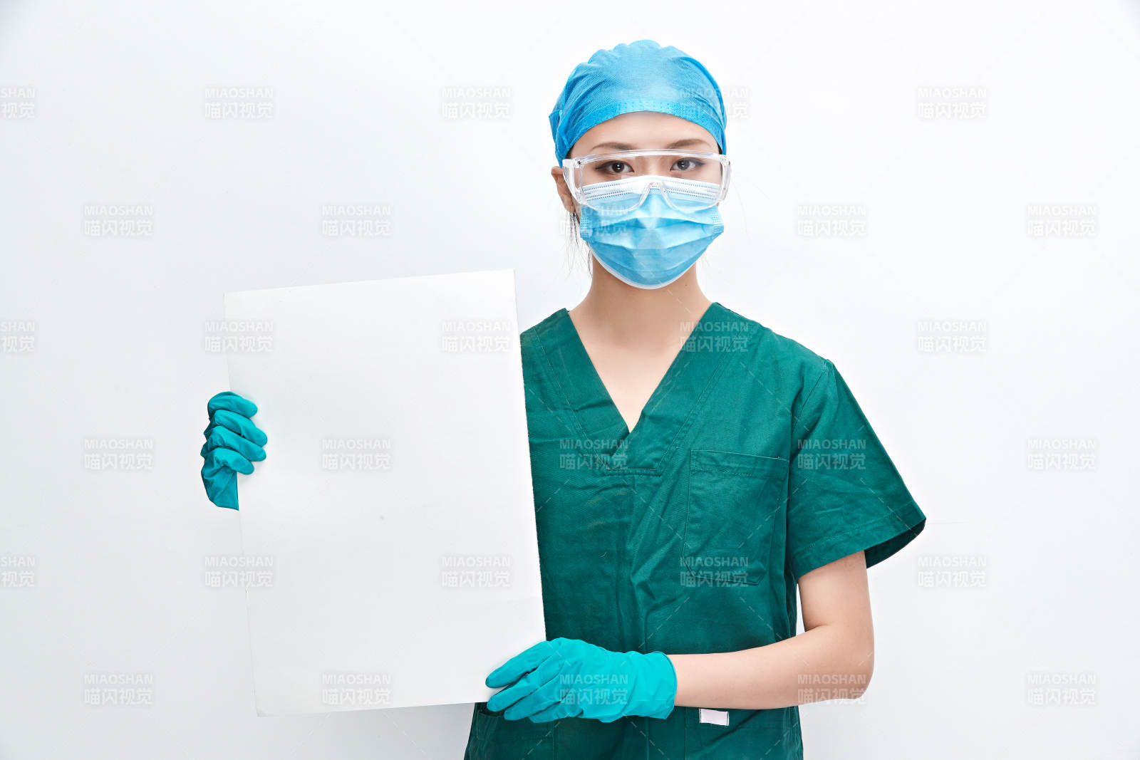 白色背景下的外科手術醫療人員形象