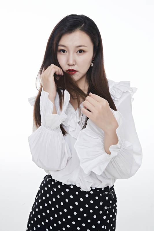 棚拍白色背景亚洲女性行政文员