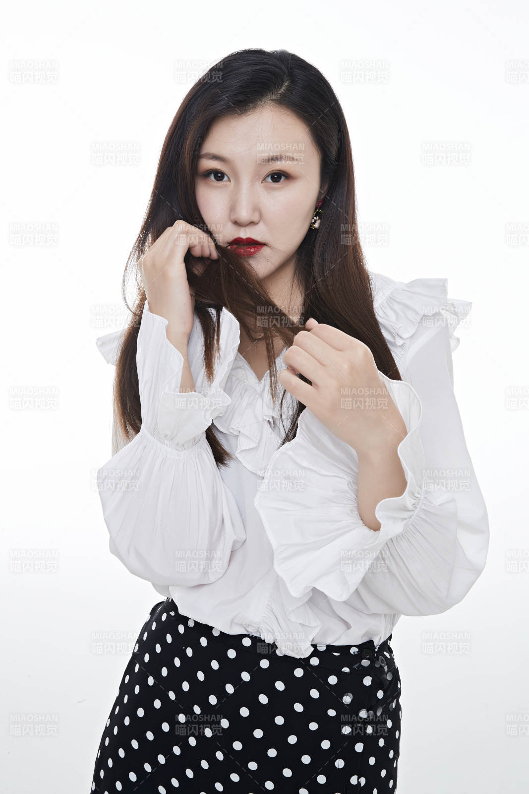 棚拍白色背景亚洲女性行政文员