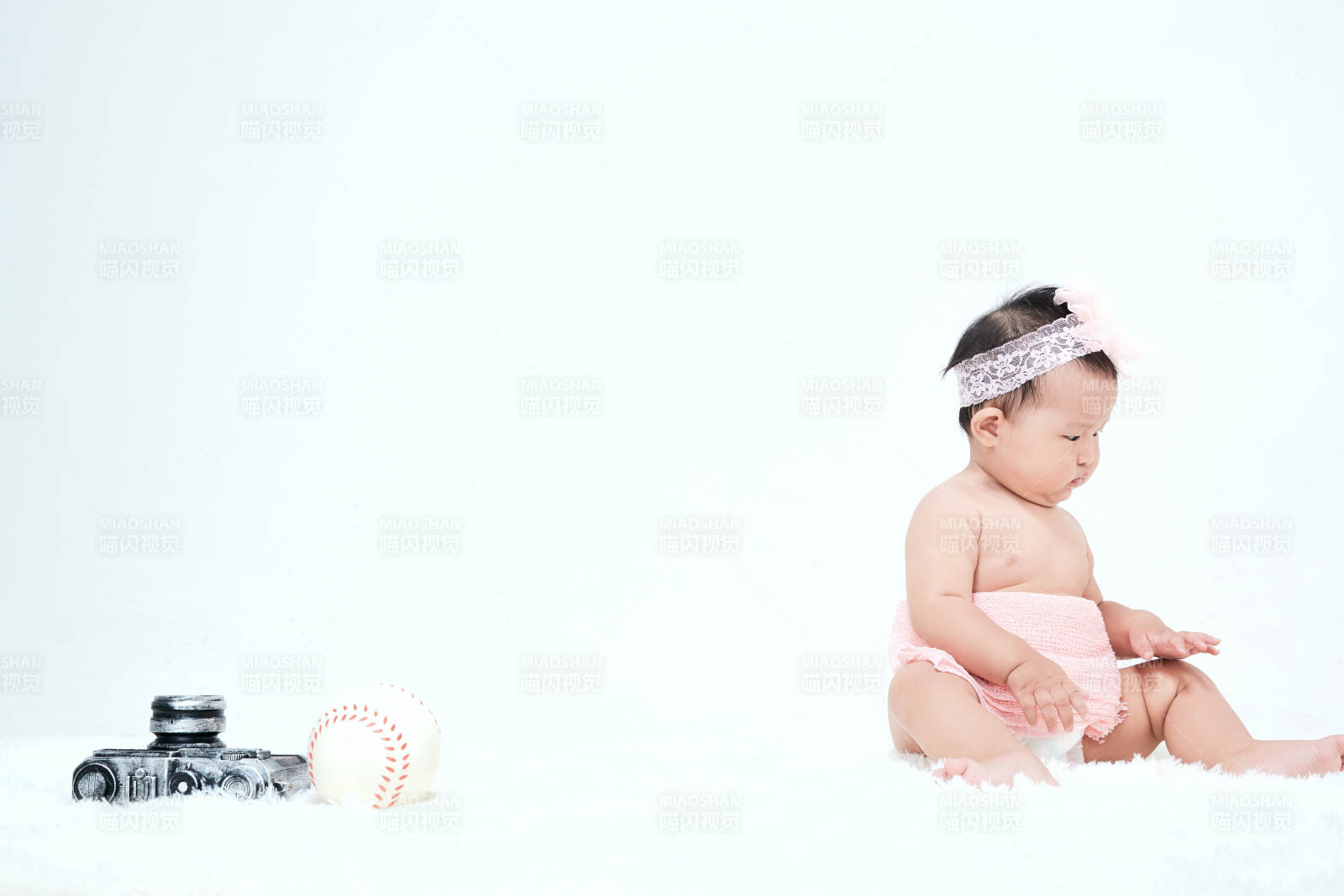 可愛的寶寶在毛茸茸的墊子上玩耍