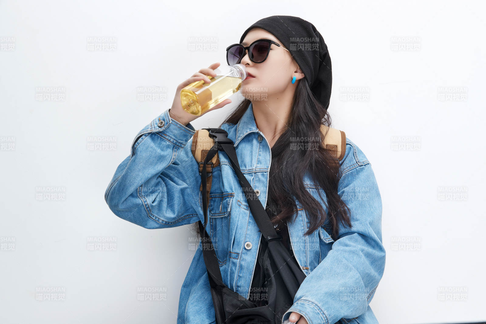 白色背景下準備出發旅行的美麗東方女大學生