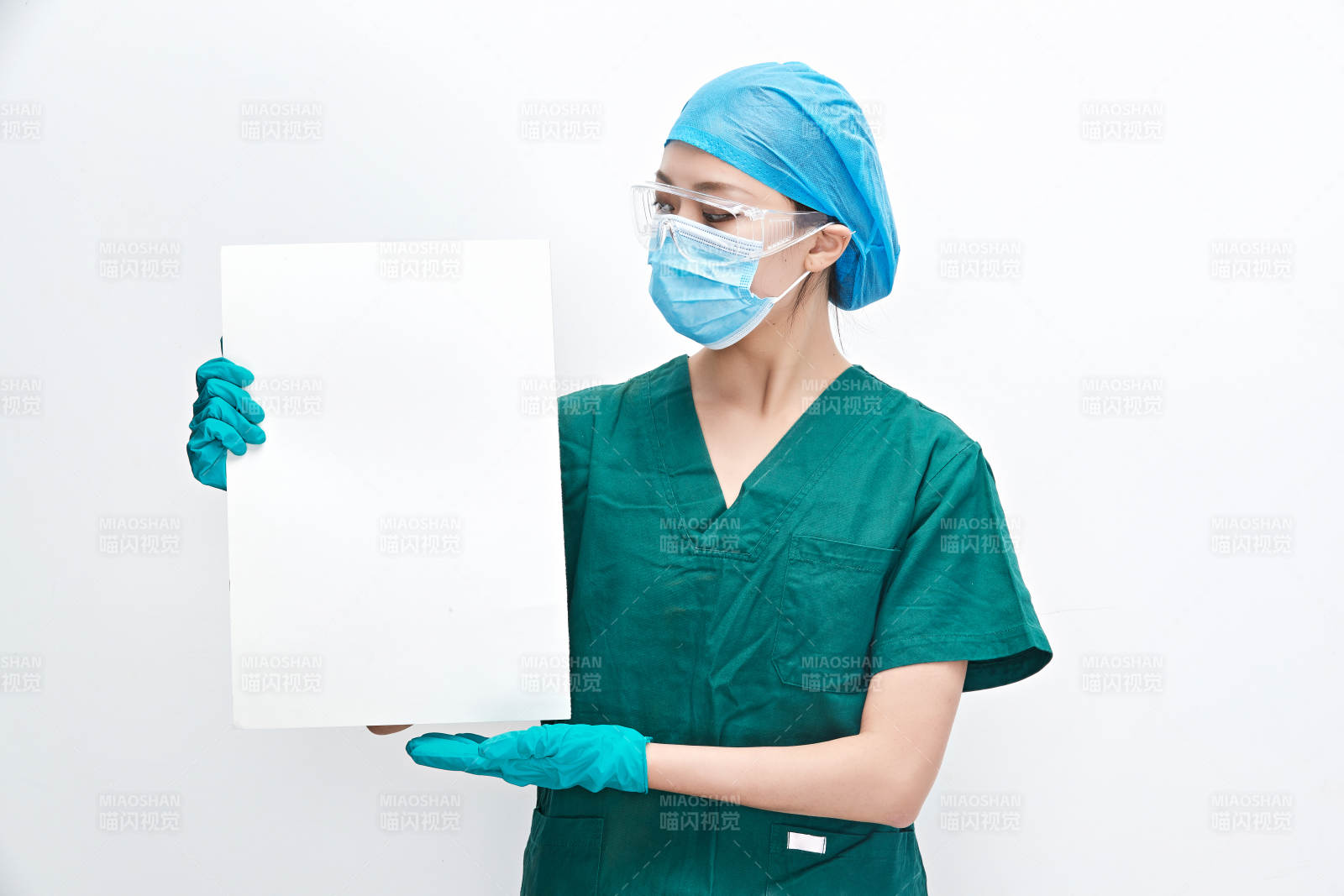 白色背景下的外科手術(shù)醫(yī)療人員形象
