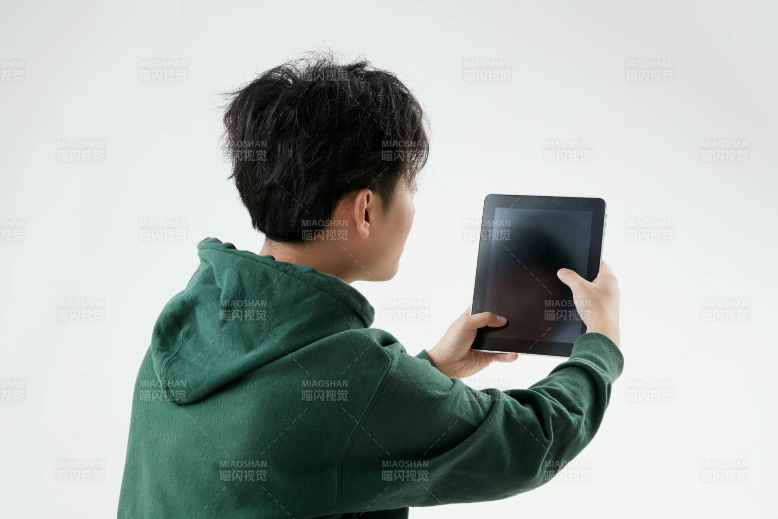 沉浸在網絡戀愛世界的青年男子