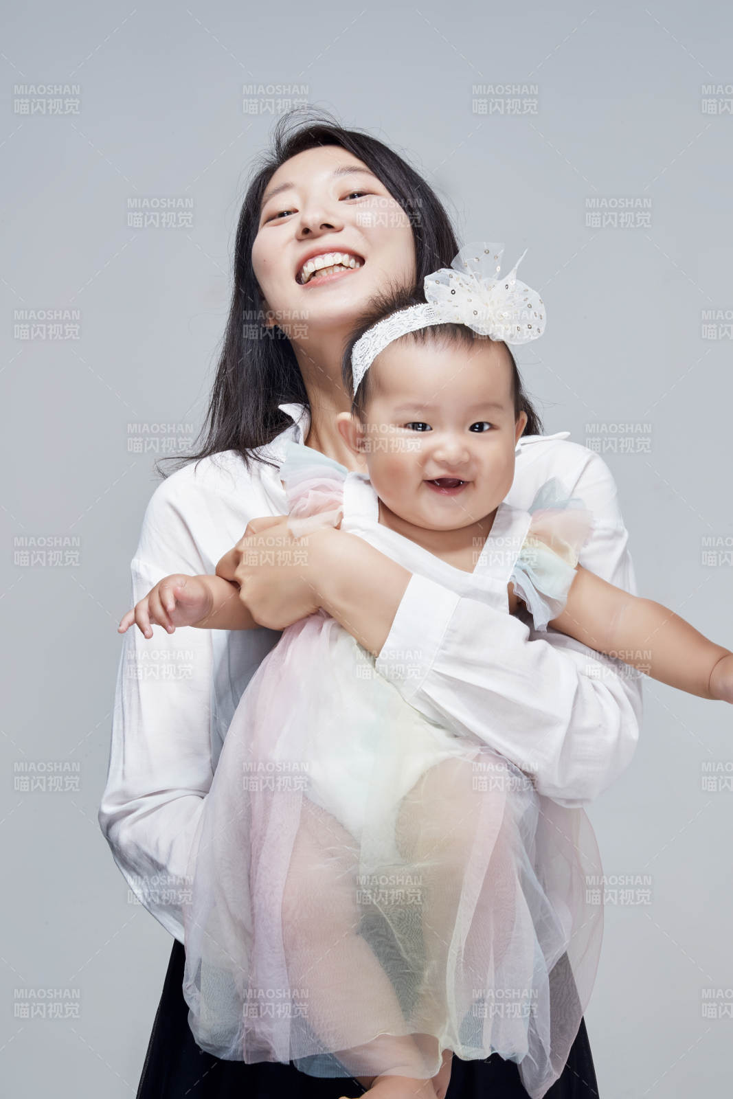 媽媽陪伴寶寶快樂的玩耍