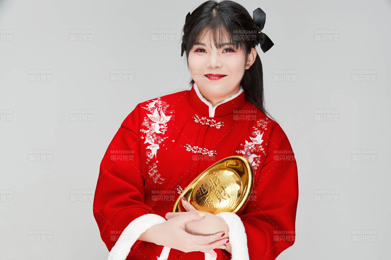 手捧金元寶身穿喜慶漢服的可愛少女