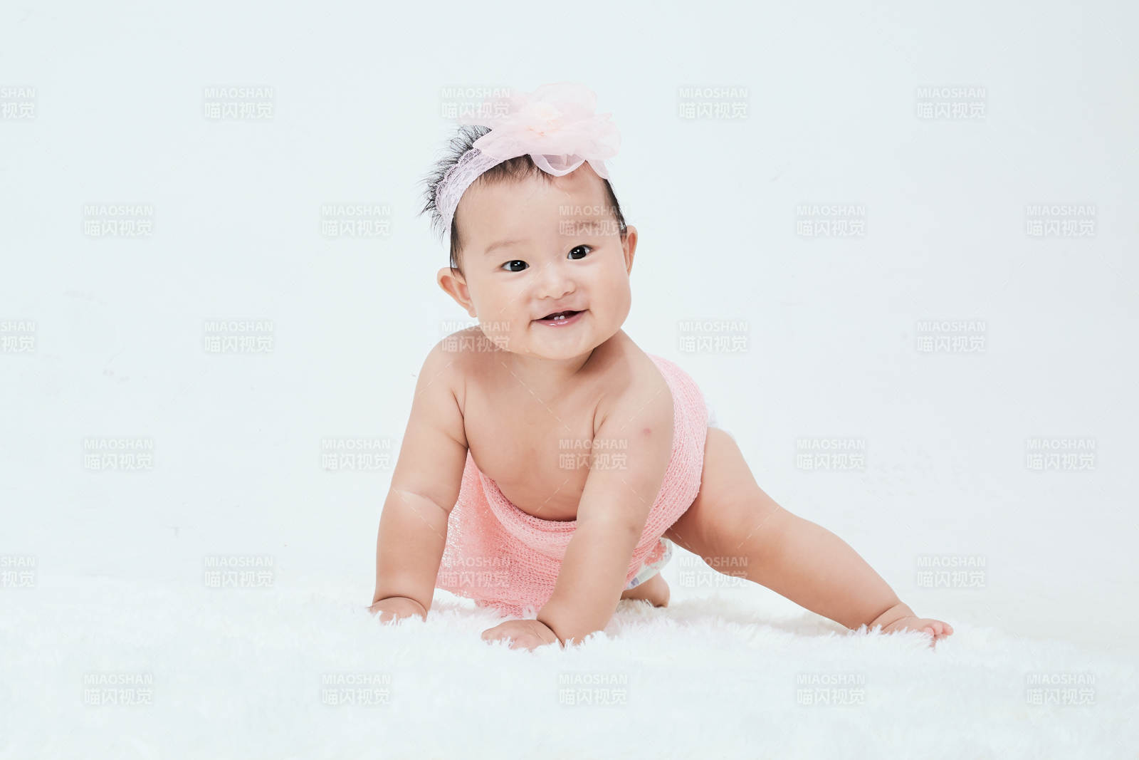 可愛的寶寶在毛茸茸的墊子上玩耍