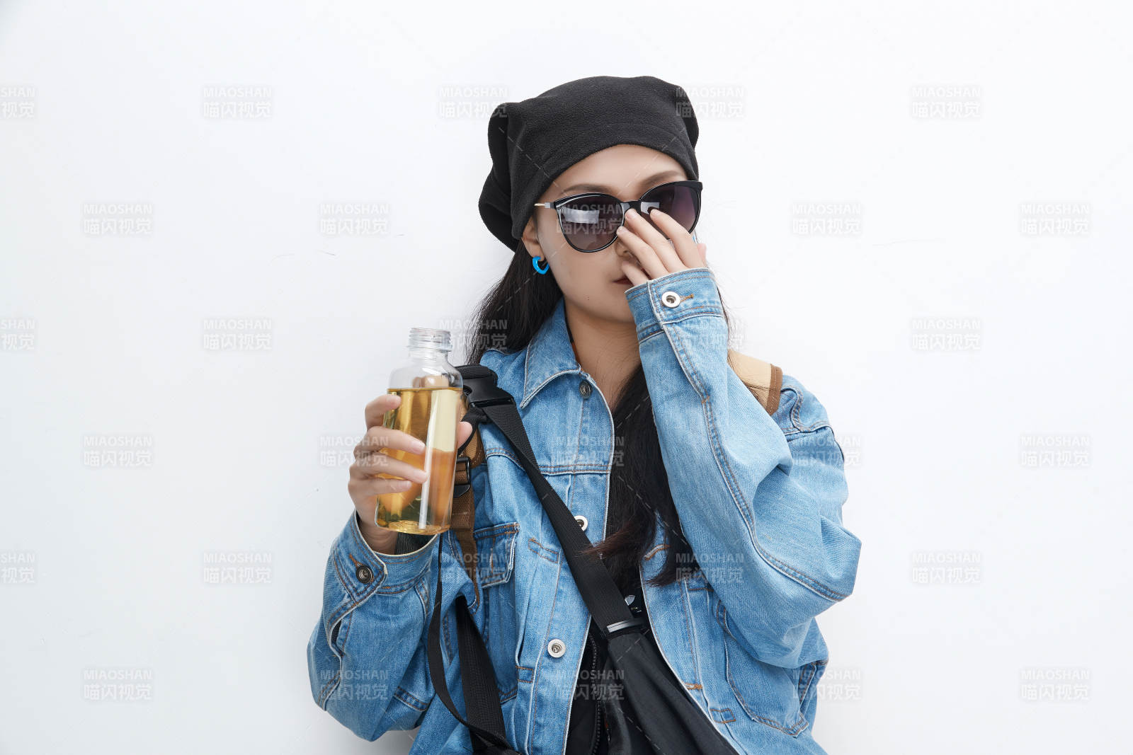 白色背景下準備出發旅行的美麗東方女大學生