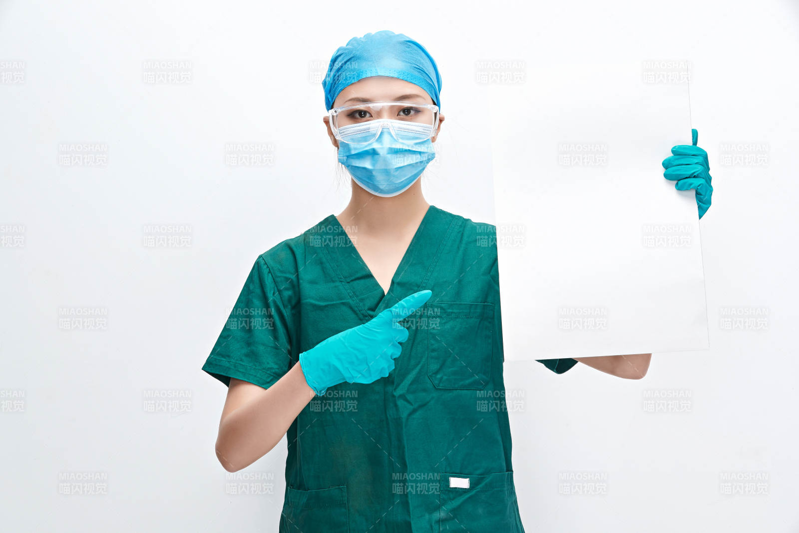 白色背景下的外科手術(shù)醫(yī)療人員形象