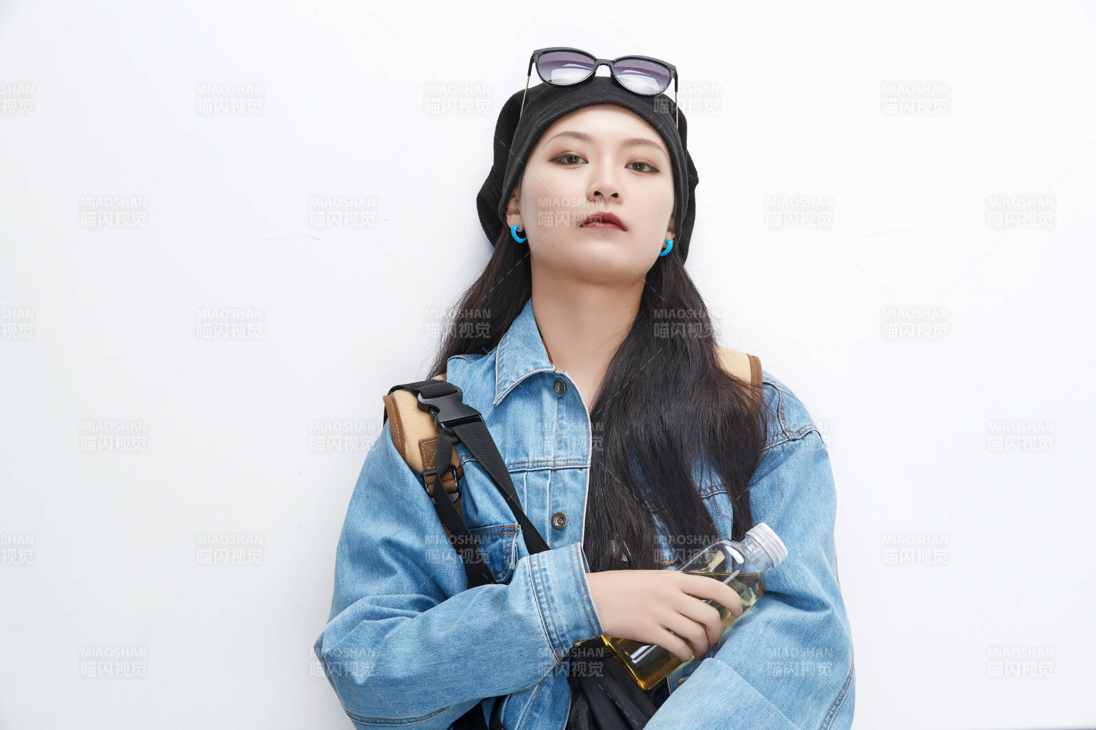 白色背景下準備出發旅行的美麗東方女大學生