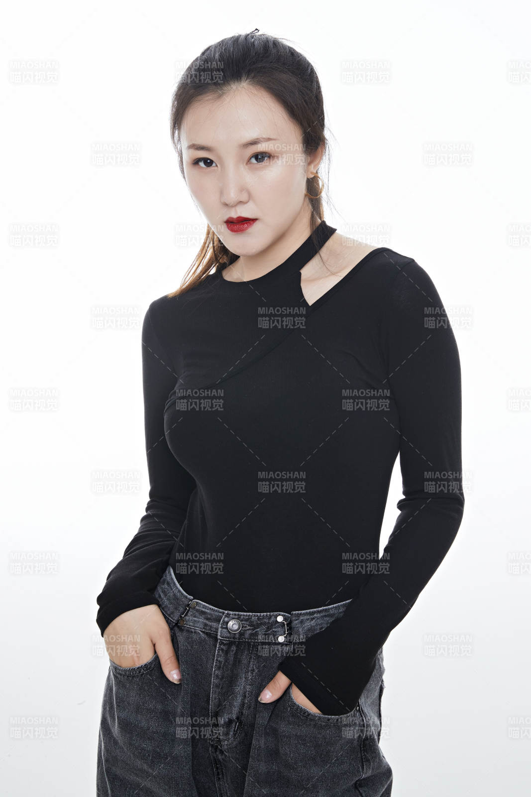 跳街舞的青年女性