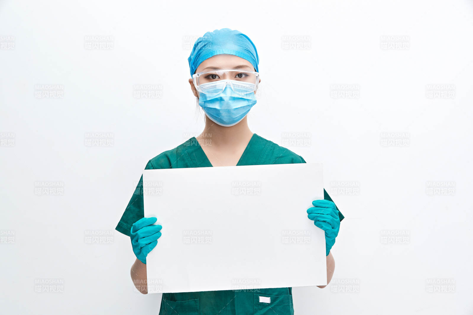 白色背景下的外科手術(shù)醫(yī)療人員形象