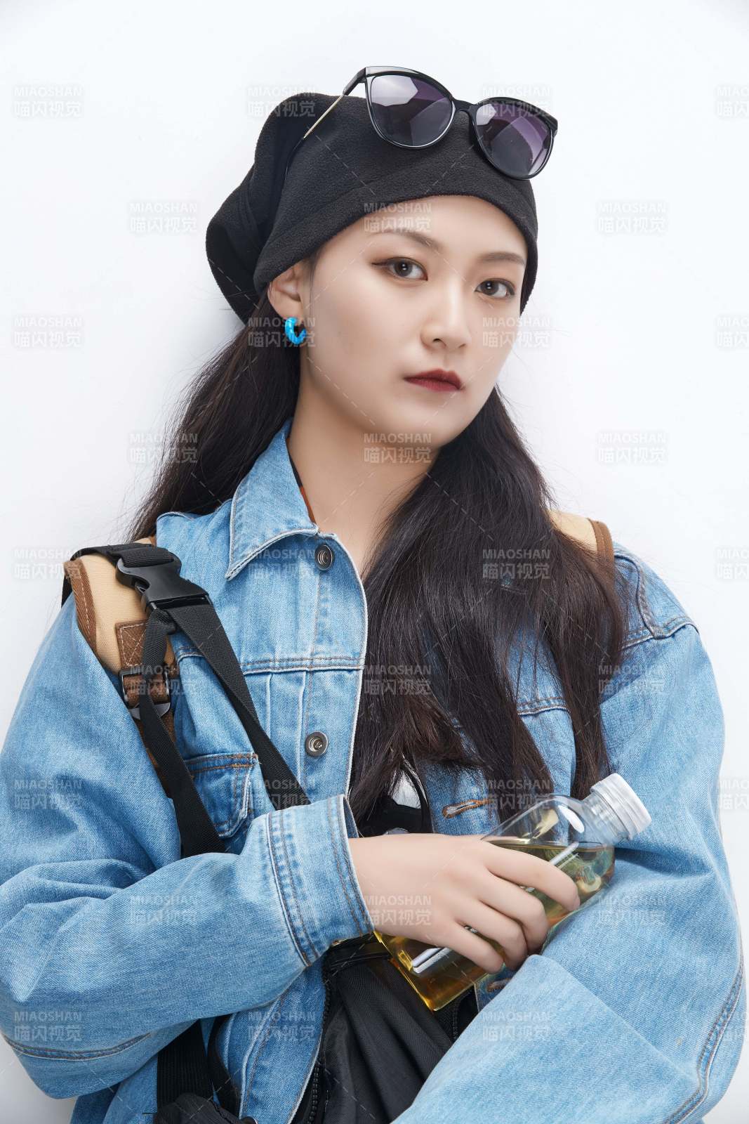 白色背景下準(zhǔn)備出發(fā)旅行的美麗東方女大學(xué)生