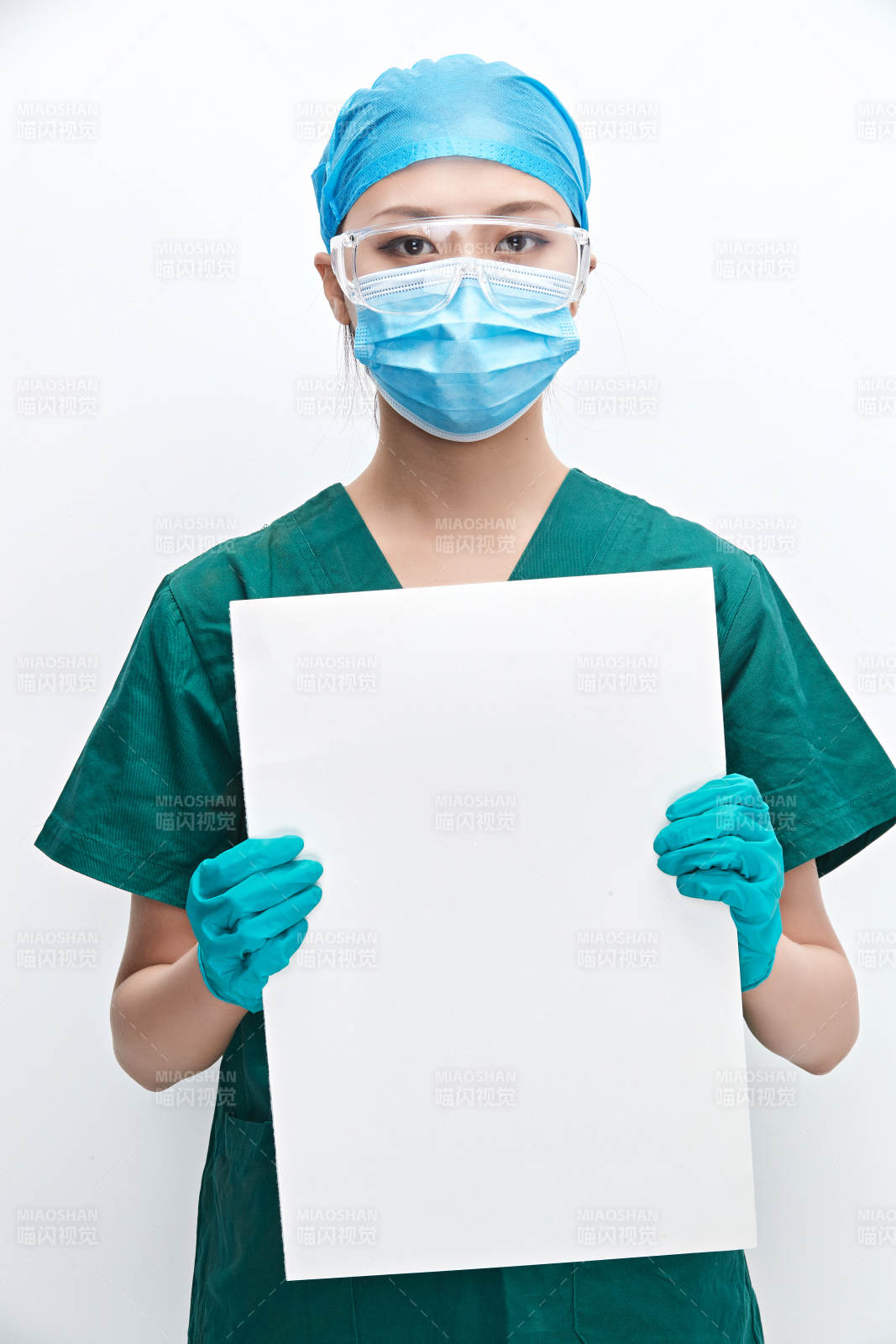 白色背景下的外科手术医疗人员形象