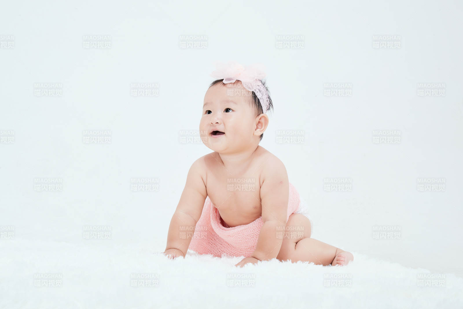 可爱的宝宝在毛茸茸的垫子上玩耍