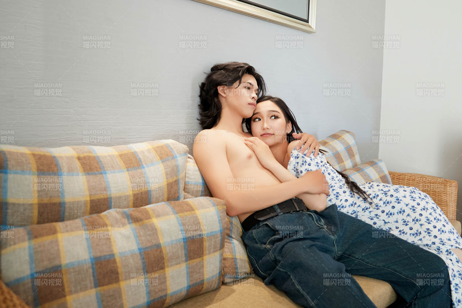 假日居家休息的青年情侶