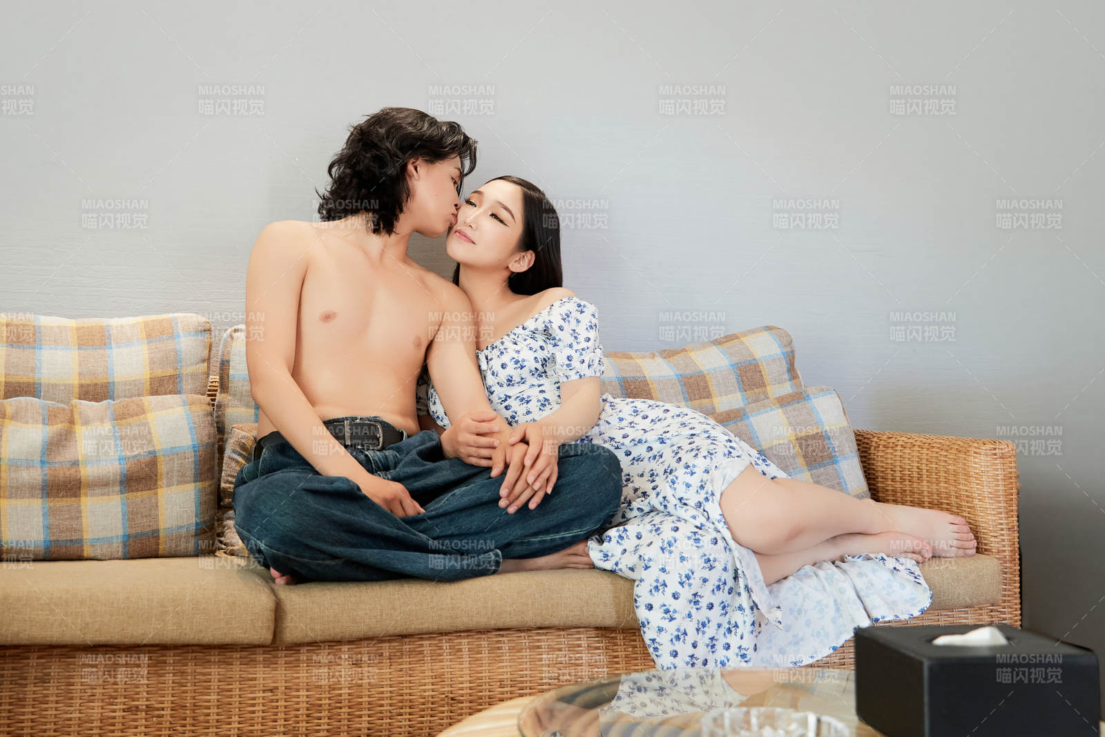 假日居家休息的青年情侶