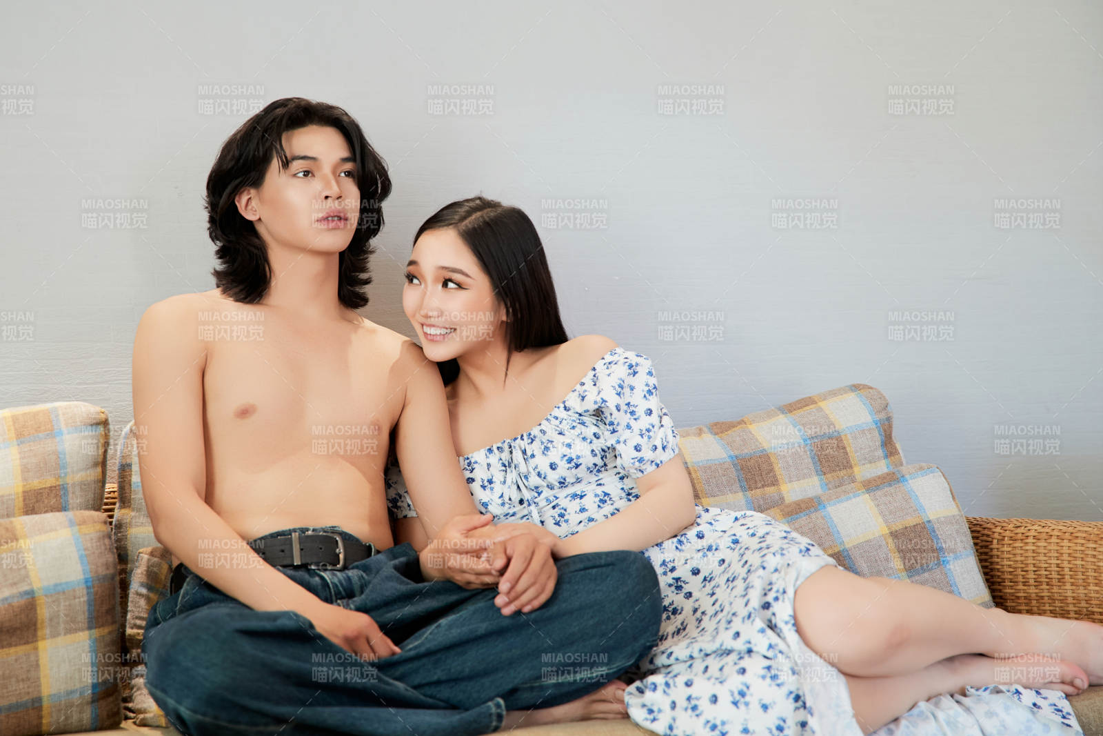 假日居家休息的青年情侶