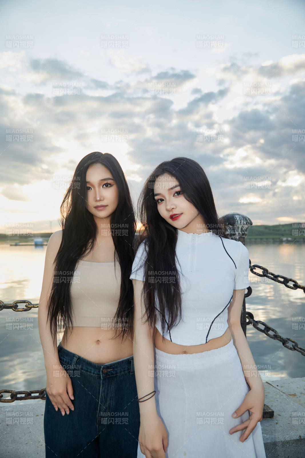 傍晚在湖边欣赏风景拍照的亚洲美女们