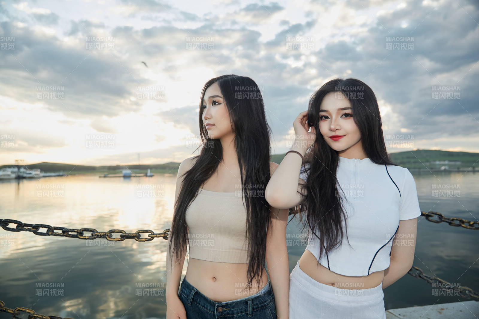 傍晚在湖邊欣賞風(fēng)景拍照的亞洲美女們