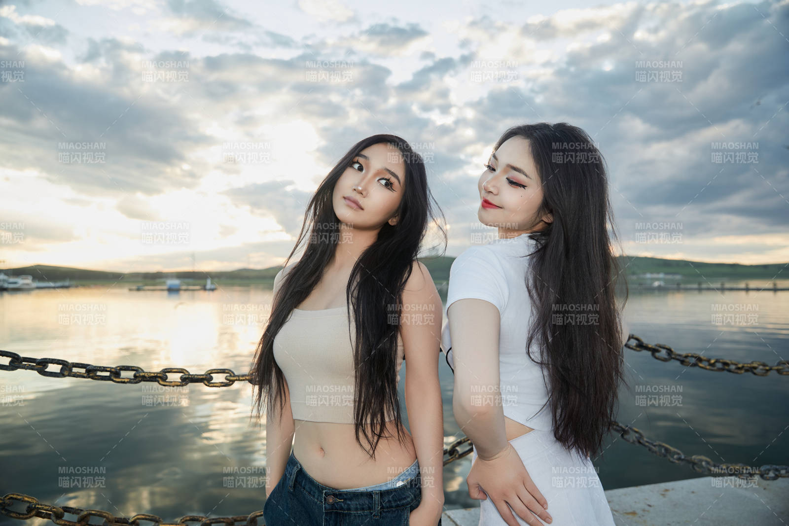 傍晚在湖边欣赏风景拍照的亚洲美女们