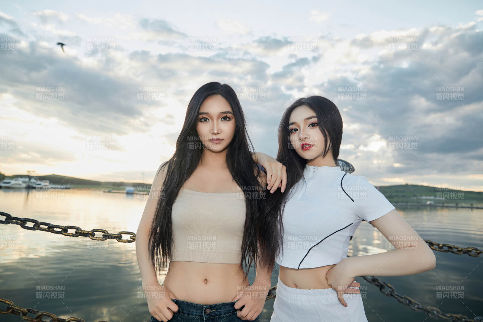 傍晚在湖邊欣賞風(fēng)景拍照的亞洲美女們