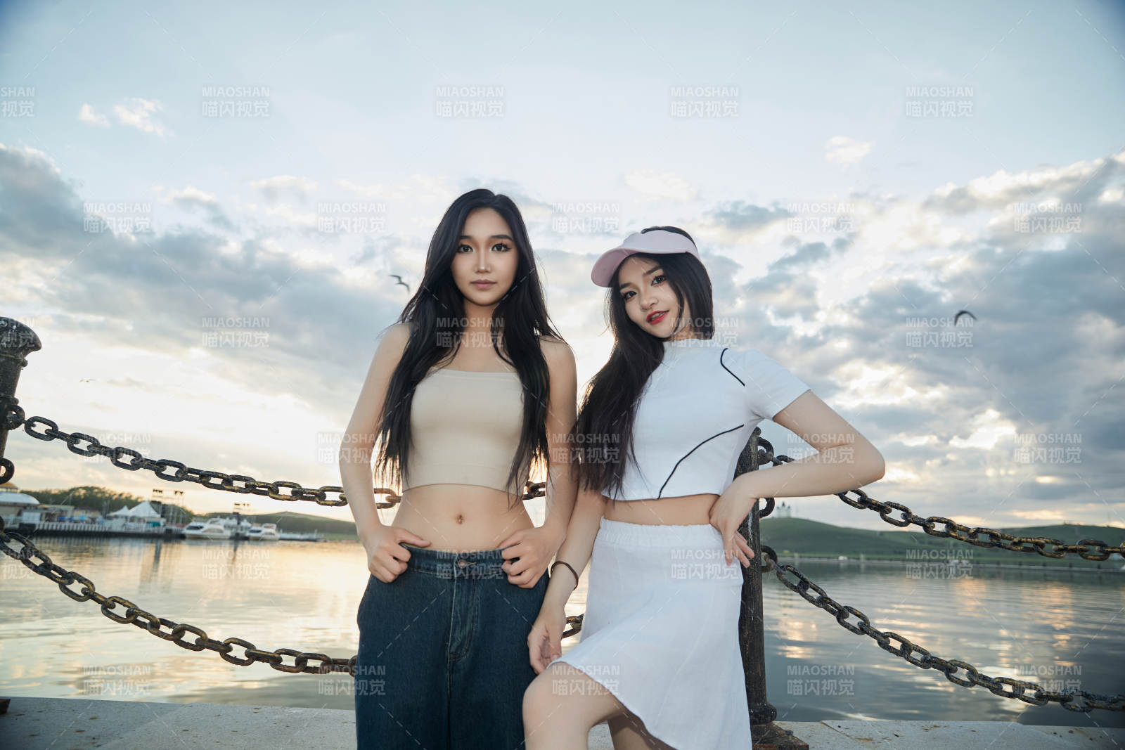 傍晚在湖邊欣賞風景拍照的亞洲美女們